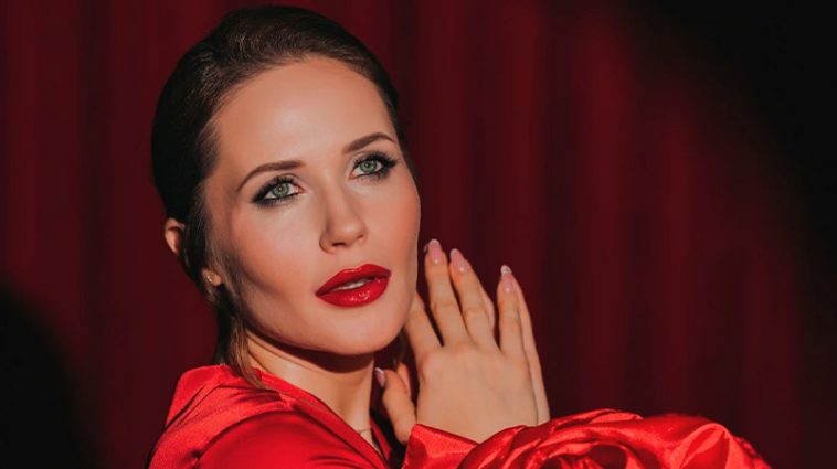 Смелый разрез и искренняя любовь: Наталья Денисенко восхитила романтическими кадрами с избранником