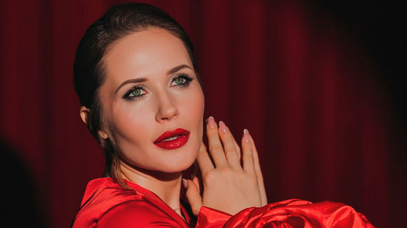 Смелый разрез и искренняя любовь: Наталья Денисенко восхитила романтическими кадрами с избранником