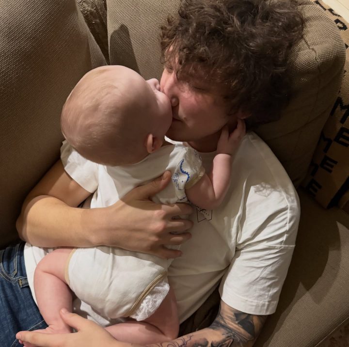 Леся Никитюк показала купание 8-месячного сына, а жених-военный засыпал малыша поцелуями 6 1771521617028 e1771521954545