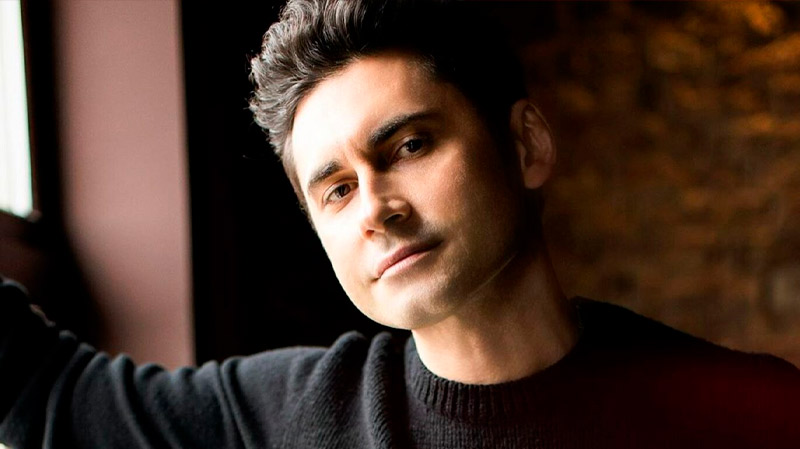 В очках и с длинными вьющимися волосами: Дан Балан поразил фанов резким изменением имиджа