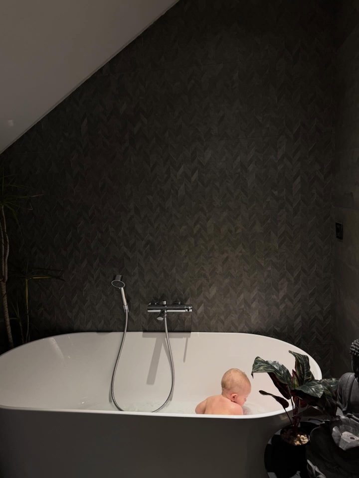 Леся Никитюк показала купание 8-месячного сына, а жених-военный засыпал малыша поцелуями 3 lesia nikituk 1771521413226 e1771521517844