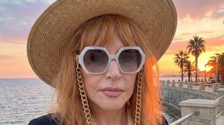 «Мы в этой жизни только гости»: 76-летняя Алла Пугачева до слез растрогала сеть видео из кипрского храма 1 Алла Пугачева