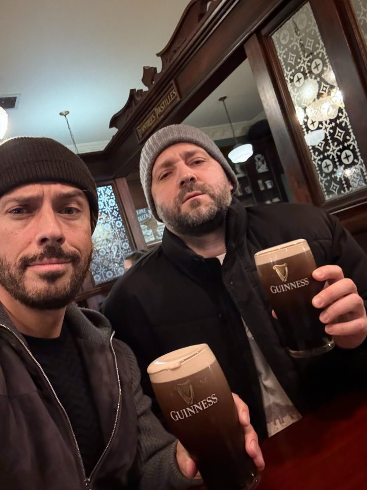 «Агенты на задании»: Максим Галкин и Руслан Белый устроили в секретную встречу в дублинском пабе 4 1772397288606 1 e1772398556716