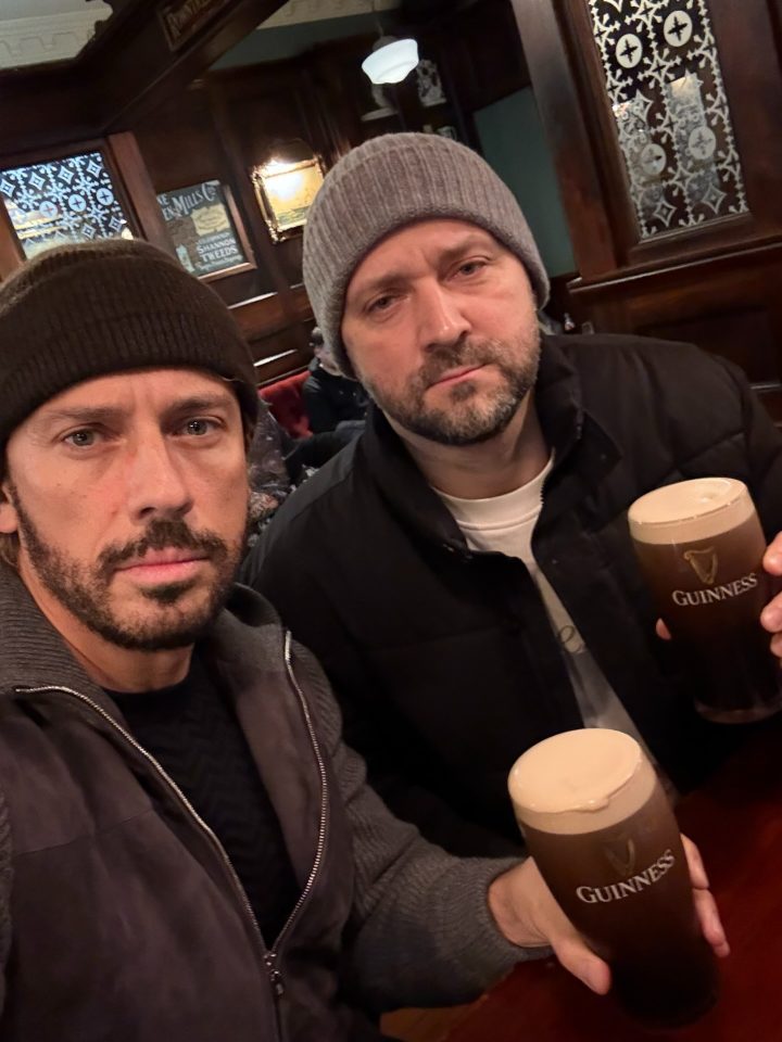 «Агенты на задании»: Максим Галкин и Руслан Белый устроили в секретную встречу в дублинском пабе 3 1772397288606 e1772398260821