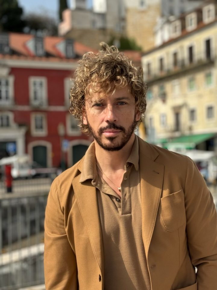 «Сегодня в Лиссабоне солнечно»: 49-летний Максим Галкин покорил Португалию стильным образом 3 Максим Галкин