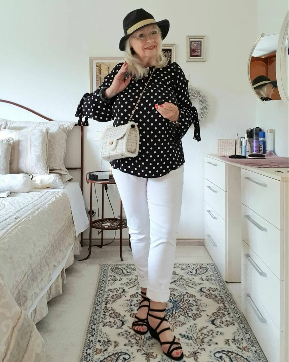 Вот как надо одеваться в 70 лет: стильные образы пенсионерки из Германии покоряют мир 22 21