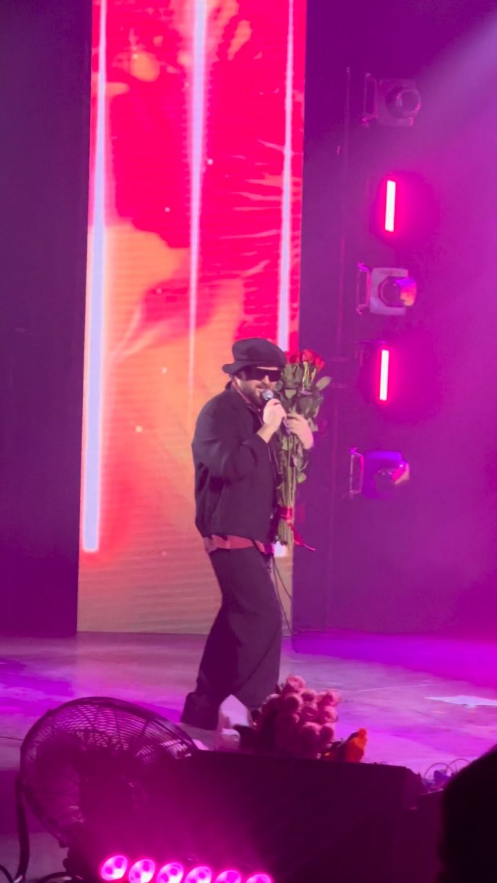 "Его едва узнали": Дзидзьо неожиданно появился на сцене с Олей Цыбульской и удивил новым образом 3 SaveClip.App 651538951 973958328391402 1647864689844886657 n e1773596491814