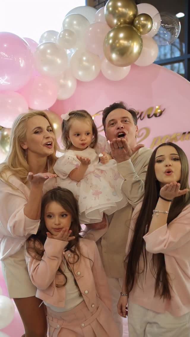 Сказочный праздник для маленькой принцессы: Лилия Ребрик с мужем роскошно отметили 2-летие дочери Адель 4 SaveClip.App 651633210 1658454301819695 776393507222266238 n