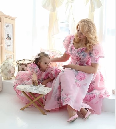Розовое чудо в семье: Лилия Ребрик тронула сеть нежными кадрами с дочкой-именинницей 4 Screenshot 2 2