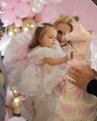 Сказочный праздник для маленькой принцессы: Лилия Ребрик с мужем роскошно отметили 2-летие дочери Адель 5 Screenshot 2 4