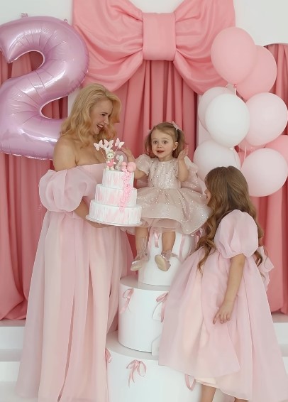 Розовое чудо в семье: Лилия Ребрик тронула сеть нежными кадрами с дочкой-именинницей 3 Screenshot 3