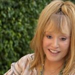 Опиралась на трость: Пугачева удивила появлением на публике