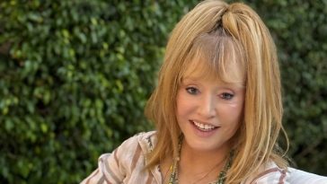 Опиралась на трость: Пугачева удивила появлением на публике