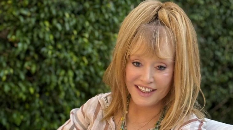 Опиралась на трость: Пугачева удивила появлением на публике