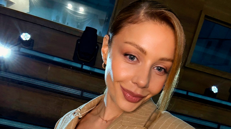 Прозрачная юбка и глубокий смысл: Кароль удивила откровенным перевоплощением