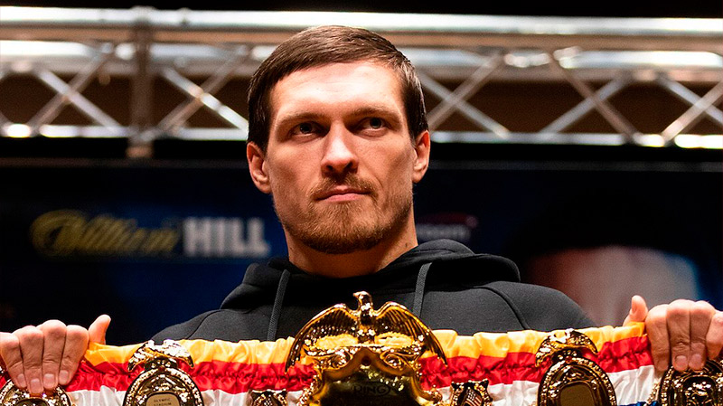 Цветной вызов стиля: Усик снова удивил публику необычной обувью