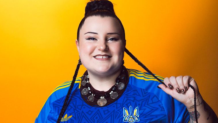 «Хейтят те, кто несчастлив»: alyona alyona в топе и колготках резко ответила на критику из-за веса