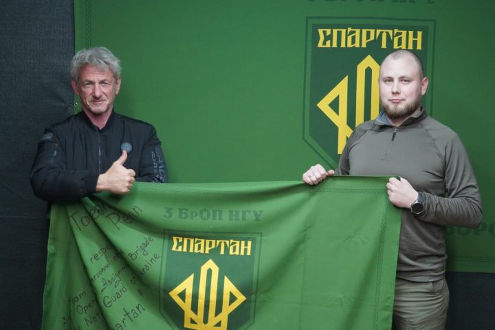 Шон Пенн посетил бойцов "Спартана" и получил флаг бригады от полковника Хильченко 4 photo 2026 03 19 05 52 55 2 e1774168115135