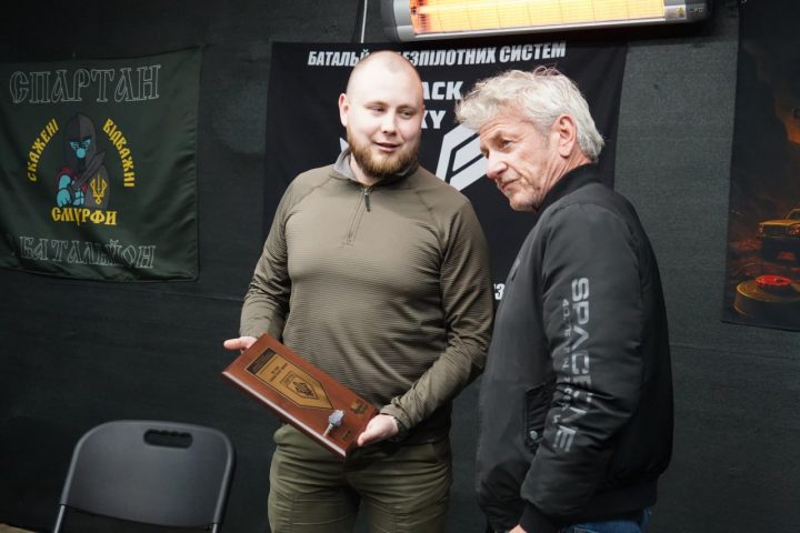 Шон Пенн посетил бойцов "Спартана" и получил флаг бригады от полковника Хильченко 2 photo 2026 03 19 05 52 55 3 e1774113278188