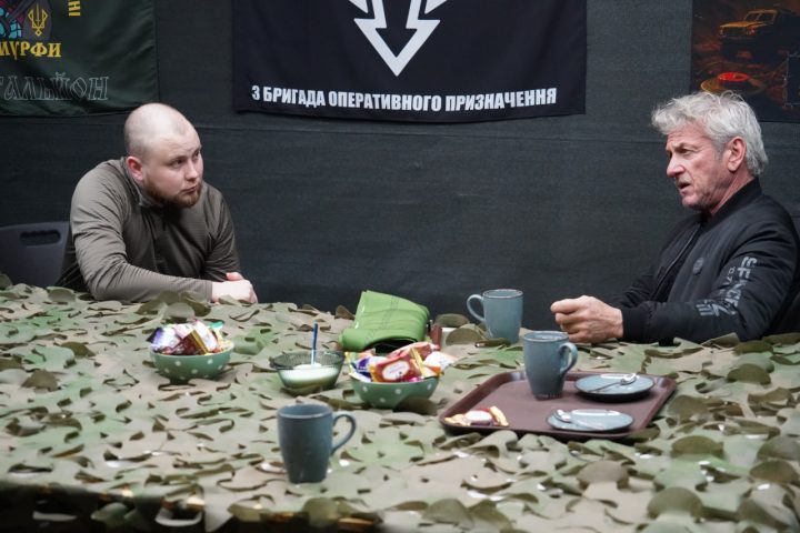 Шон Пенн посетил бойцов "Спартана" и получил флаг бригады от полковника Хильченко 3 photo 2026 03 19 05 52 55 4 e1774168094705