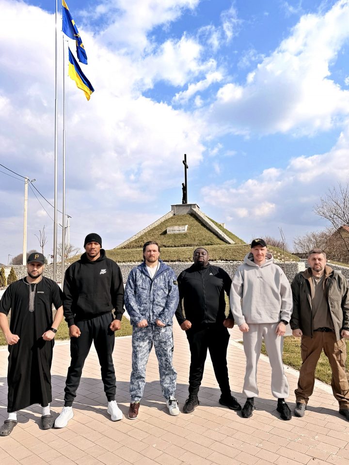 Цветной вызов стиля: Усик удивил публику необычной обувью 4 usykaa 1774640532241 e1774641043801