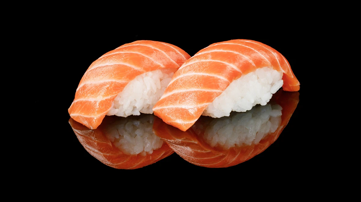 0001 sushi nigiri z lososem es