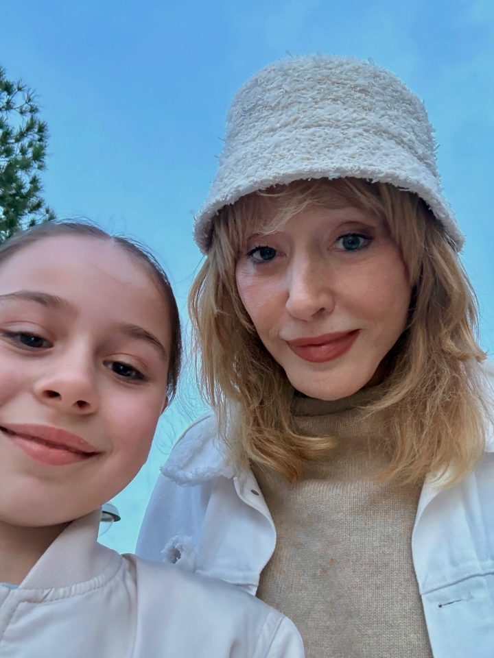 Маленькая фанатка сделала селфи с Аллой Пугачевой и показала, как выглядит 76-летняя певица без фильтров 2 elina 7708 1775678146668 1 e1775715008667