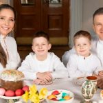 Праздничное тепло семьи: Осадчая показала, как вместе с сыновьями создает пасхальную магию