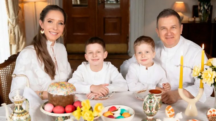 Праздничное тепло семьи: Осадчая показала, как вместе с сыновьями создает пасхальную магию 1 Праздничное тепло семьи: Осадчая показала, как вместе с сыновьями создает пасхальную магию