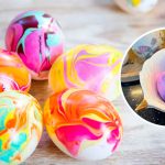 Косметический лайфхак к Пасхе: как создать мраморные пасхальные яйца за несколько минут