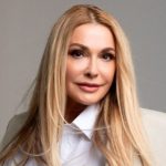 Весенняя нежность без фильтров: 59-летняя Сумская очаровала природным селфи с каштаном