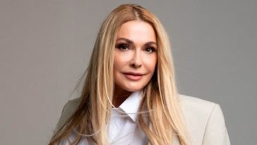 Весенняя нежность без фильтров: 59-летняя Сумская очаровала природным селфи с каштаном