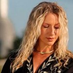 Пасхальный стиль с характером: Леся Никитюк покорила сеть вышитым платьем за 15 тысяч