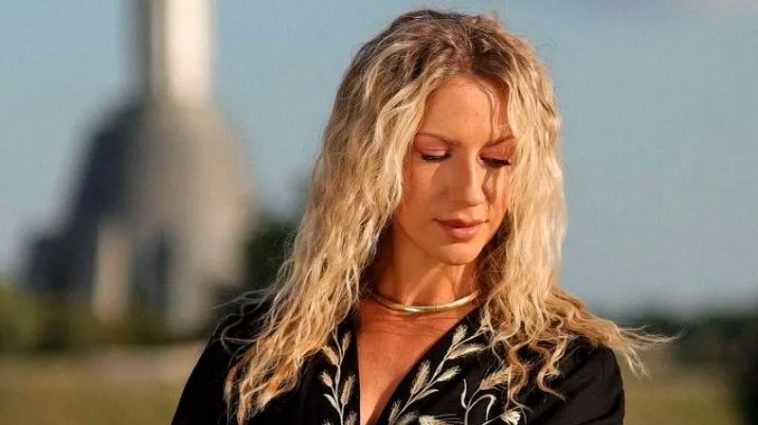 Пасхальный стиль с характером: Леся Никитюк покорила сеть вышитым платьем за 15 тысяч