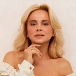 Ребрик засветила эффектное декольте в новой съемке