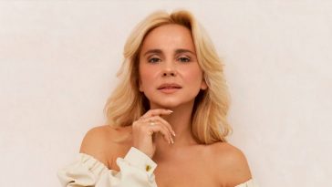 Ребрик засветила эффектное декольте в новой съемке