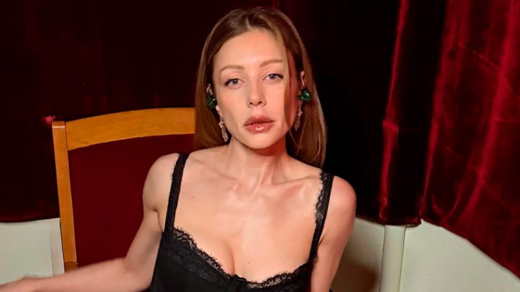 Прозрачный лиф и перья: Тина Кароль показала новый соблазнительный образ