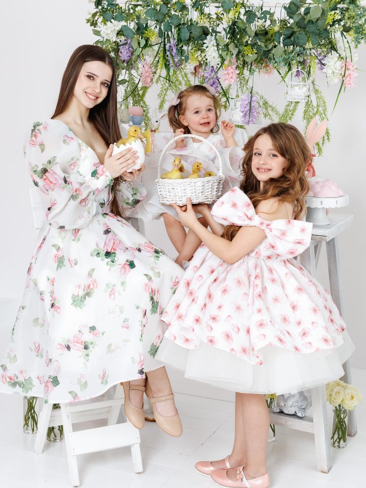 Три маленьких принцессы и много света: Ребрик поделилась нежными кадрами дочерей к Вербному воскресенью 5 liliia.rebrik 1775418628036 e1775419533244