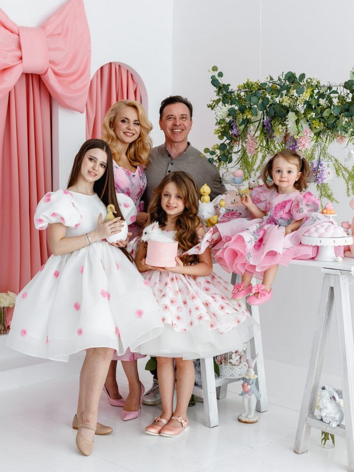 Три маленьких принцессы и много света: Ребрик поделилась нежными кадрами дочерей к Вербному воскресенью 6 liliia.rebrik 1775418629054 e1775419545946