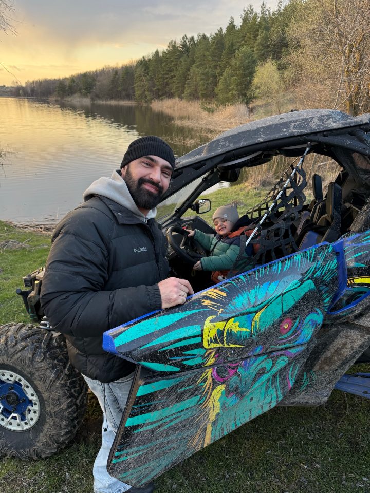 Семейная идиллия с ноткой экстрима: Виталий Козловский показал, как восстанавливается с родными 3 vkozlovsky music 1776196610397 e1776196948341