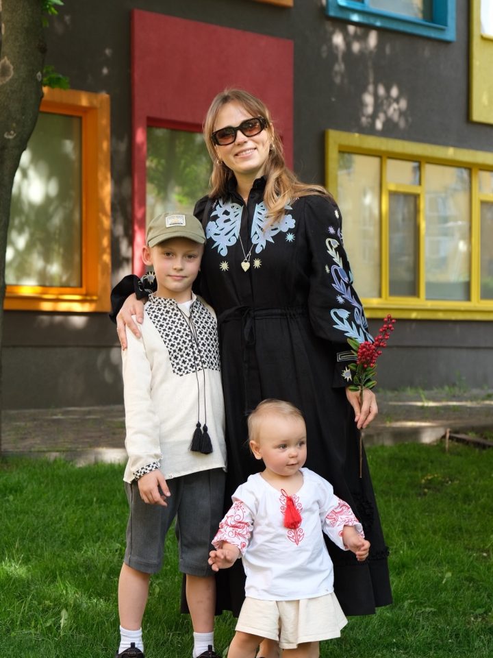 Анна Кошмал показала трогательные фото с детьми в вышитых сорочках и поздравила украинцев с праздником 3 smorkovkina 1779380686684 e1779381441682