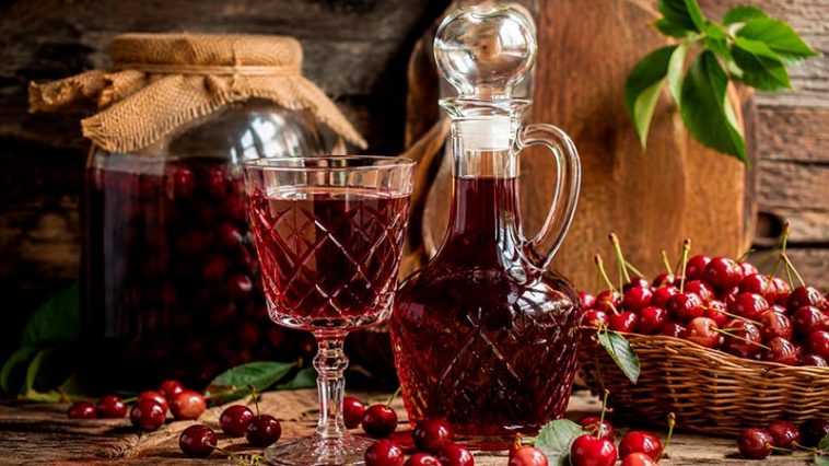 Засыпала вишню сахаром и забыла на несколько недель. Домашняя вишнёвая наливка по старинному семейному рецепту