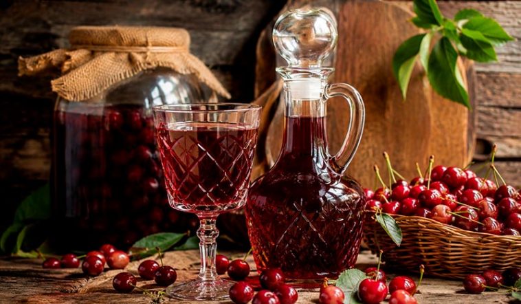 Засыпала вишню сахаром и забыла на несколько недель. Домашняя вишнёвая наливка по старинному семейному рецепту