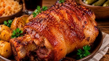 Свиная рулька в пиве с медовой корочкой: мясо нежное, а аромат на всю кухню!