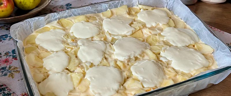 Королевская шарлотка с яблоками и сметанной заливкой — простой рецепт 3 Королевская шарлотка с яблоками и сметанной заливкой — простой рецепт