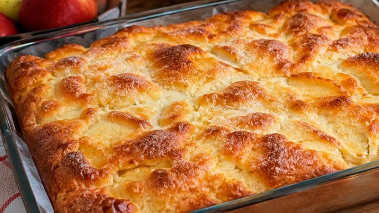 Королевская шарлотка с яблоками и сметанной заливкой — простой рецепт