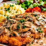 Немецкий шницель с грибным соусом: сочное мясо и нежная подлива, как в Германии