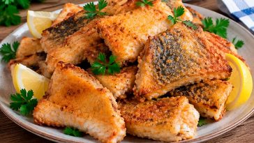 Нарезаю речную рыбу кусочками и на 10 минут добавляю лимон: теперь запаха тины нет, а корочка хрустит!