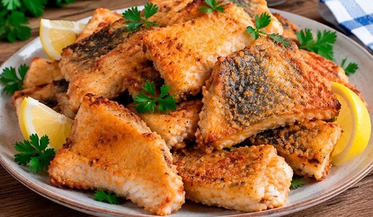 Нарезаю речную рыбу кусочками и на 10 минут добавляю лимон: теперь запаха тины нет, а корочка хрустит!